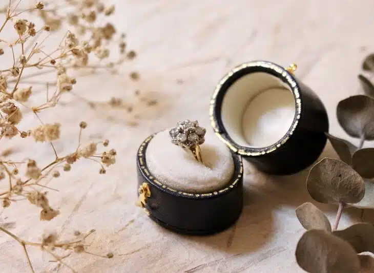 Bijoux vintage pour votre demande en mariage : guide des bagues de fiançailles originales