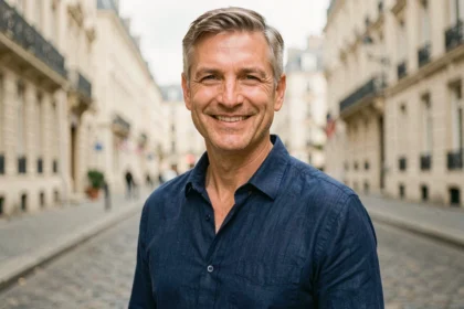 Portrait d'un homme élégant dans une rue parisienne, illustrant le profil de Vincent, mari de Dorothée